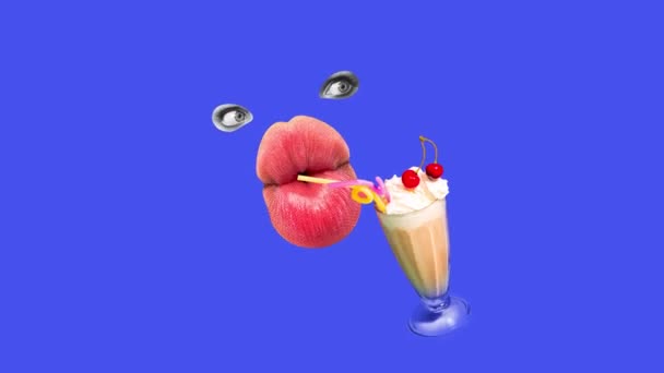 大きな目と巨大な女性の口は 青い背景にホイップクリームとチェリーで甘いカクテルを飲みます アニメーションを停止する 食べ物 シュレアリズム 創造性の概念 ポップアート ポスター — ストック動画