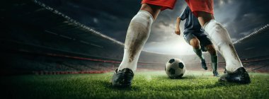 Kirli üniformalı erkek bacaklarının görüntüsü, maç sırasında futbol oyuncuları, spor sahasında rekabet, açık havada 3 boyutlu arena. Spor, oyun, yarışma, şampiyonluk kavramı. 3 Boyutlu Hazırlama
