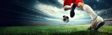 Rekabetçi genç bir adam, maçtan önce futbol antrenmanı. Erkek bacaklarının 3 boyutlu açık hava spor sahasında topa vurduğu görüntüler. Spor, oyun, yarışma, şampiyonluk kavramı. 3 Boyutlu Hazırlama