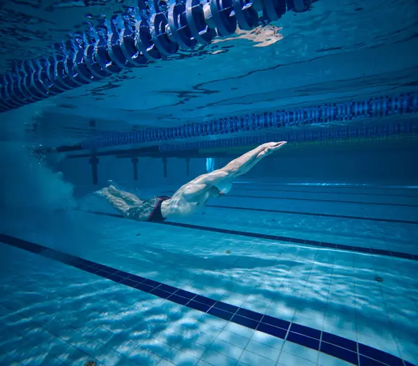 年轻女子 游泳运动员跳进游泳池 练习游泳活动 动力学 泳池运动 水上运动 积极生活方式的概念 — 图库照片