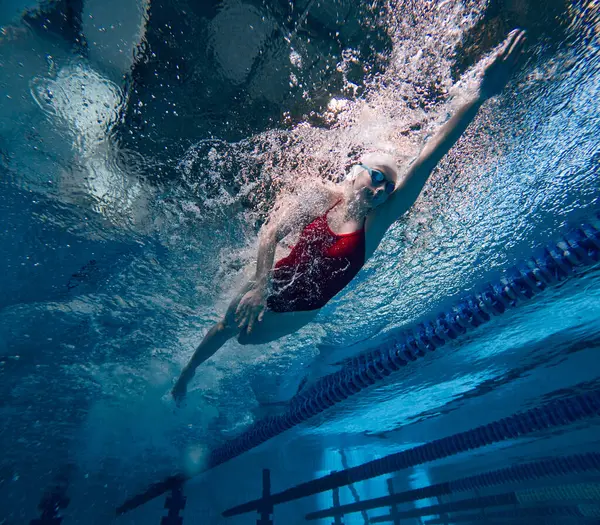 水下游泳 穿着泳衣的年轻女运动员在游泳池里训练 速度和耐力泳池运动 水上运动 积极生活方式的概念 — 图库照片
