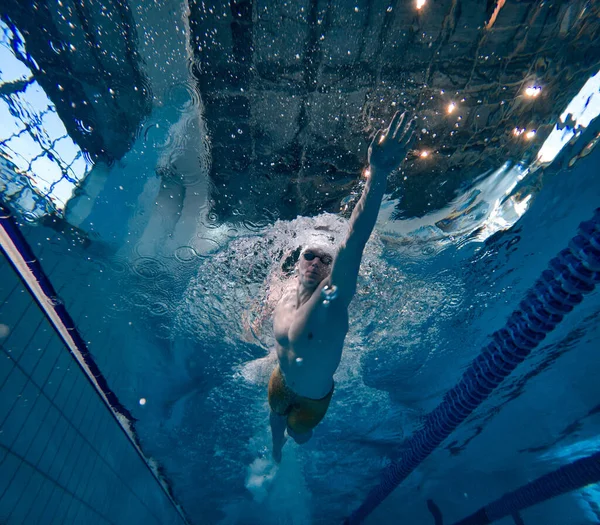 集中的有竞争力的年轻人 职业游泳运动员在帽子和护目镜训练 游泳在游泳池 泳池运动 水上运动 积极生活方式的概念 — 图库照片