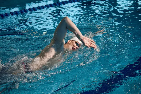 职业运动员 年轻的男子 运动中的游泳运动员 戴着帽子和护目镜在游泳池里游泳 泳池运动 水上运动 积极生活方式的概念 — 图库照片