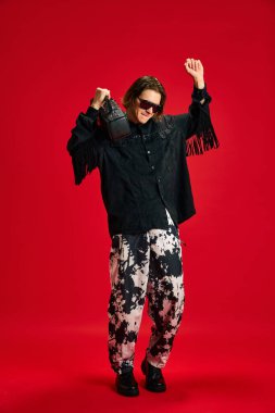 Klasik kayıt cihazından popüler müzik dinleyen ve Red Stüdyo 'nun arka planında dans eden genç, iyi giyimli bir adamın tam boy portresi. Hobi kavramı, retro, çağların karşılaştırması, moda. Ad