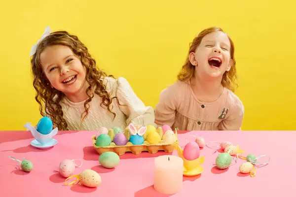 Девочки Дети Весело Смеются Сидят Столом Украшенными Раскрашенными Яйцами Желтом — стоковое фото