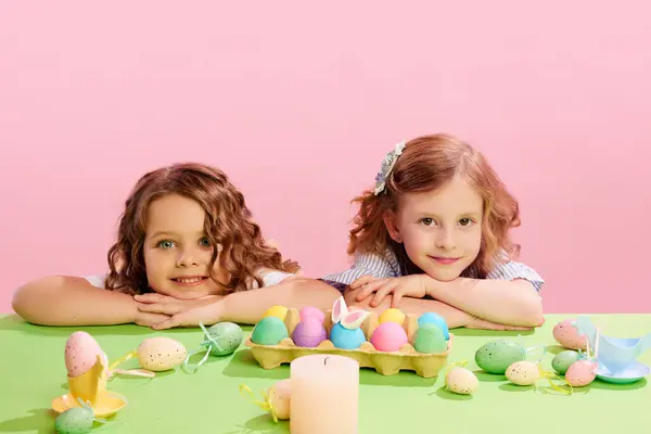 Portrait Beautiful Little Girls Lying Table Decorated Painted Eggs Pink — Stock Photo, Image