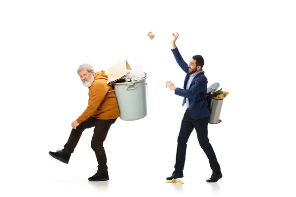分类垃圾类型 两个背着垃圾箱的男人打扫 照顾地球 在白色的背景上收集垃圾 自然护理 循环利用 认识的概念 — 图库照片