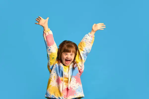 Onzorgvuldige Zorgzame Jeugd Gelukkig Lachend Meisje Kind Met Syndroom Tegen — Stockfoto