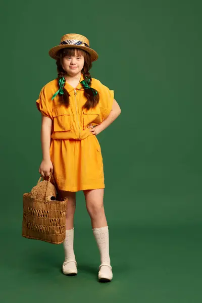 Menina Adolescente Bonita Com Síndrome Vestindo Vestido Amarelo Chapéu Contra — Fotografia de Stock
