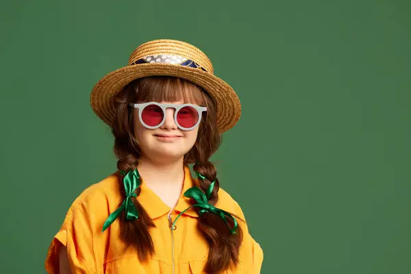 Yeşil Arka Planda Şapka Güneş Gözlüğü Sarı Takım Elbise Giyen — Stok fotoğraf