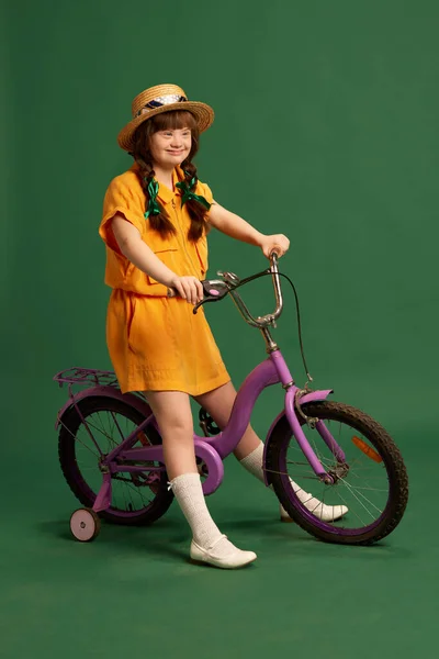 Chica Adolescente Feliz Con Síndrome Vistiendo Traje Amarillo Sentado Bicicleta —  Fotos de Stock