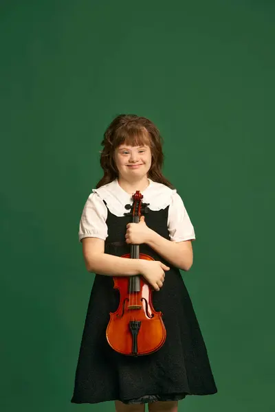 Όμορφο Κορίτσι Σύνδρομο Στέκεται Βιολί Μαθαίνοντας Μουσική Φόντο Πράσινο Στούντιο — Φωτογραφία Αρχείου
