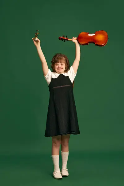 Όμορφο Κορίτσι Σύνδρομο Στέκεται Βιολί Μαθαίνοντας Μουσική Φόντο Πράσινο Στούντιο — Φωτογραφία Αρχείου