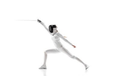 Tam teçhizatlı bir eskrim ustası, beyaz arka planda izole edilmiş, hassas bir şekilde saldırıyor. Hareket halindeki kadın sporcu, kılıç eğitimi alıyor. Profesyonel spor, rekabet, şampiyonluk, hobi, başarı konsepti