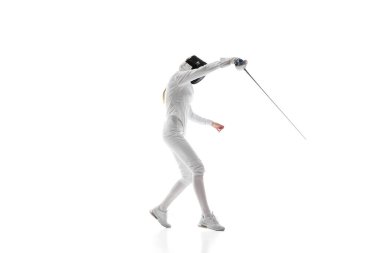 Nefsi müdafaa. Sportif olmasına rağmen, eskrim yetenekleri meşru müdafaanın daha geniş bir temasını temsil edebilir. Hareket halindeki bir bayan atlet, beyaz arka planda antrenman yapıyor. Spor anlayışı, rekabet, hobi