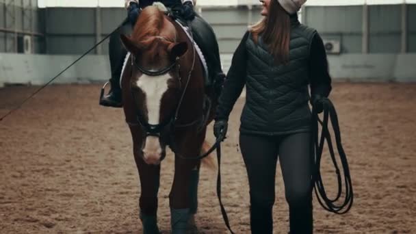 Giovane Donna Insegnante Istruttrice Che Insegna Equitazione Ragazzina Bambino Seduto — Video Stock