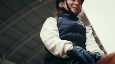 Küçük bir kız, kürek çeken bir çocuk, pratik yapıyor. Genç bir kadın, öğretmen, eğitmen güzel bir yolculuk için tezahürat yapan bir kız. Eğitim. Spor, çocukluk, okul, kurs, aktif yaşam tarzı ve hobi kavramı