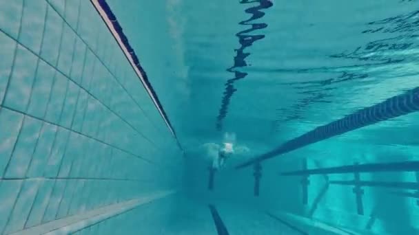 Bąbelki Młoda Kobieta Stroju Kąpielowym Trening Czapki Gogli Ćwiczenia Pływanie — Wideo stockowe