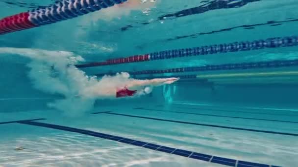 Nuoto Subacqueo Giovane Ragazza Costume Bagno Rosso Berretto Occhiali Ginnastica — Video Stock