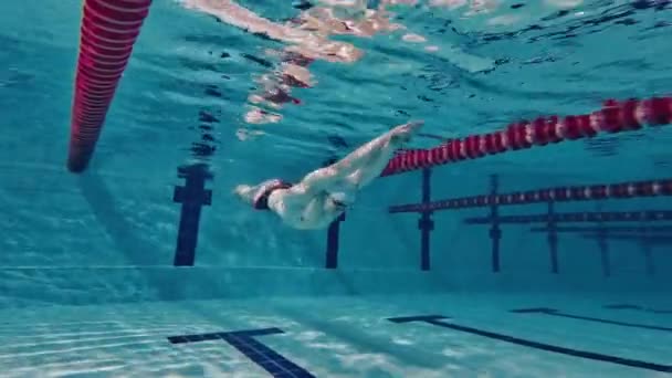 Techniki Pływania Sportowy Młodzieniec Ruchu Trening Pływanie Basenie Noszenie Czapki — Wideo stockowe