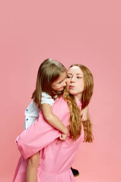 Retrato Una Hermosa Madre Joven Jugando Abrazándose Con Hija Pequeña — Foto de Stock