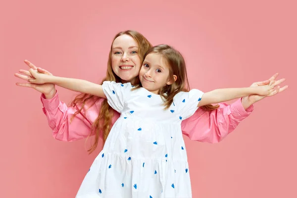 Tiempo Vinculación Lúdico Feliz Joven Madre Sonriente Pasar Tiempo Con — Foto de Stock