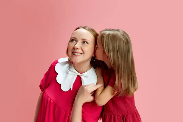 小女孩 女儿向笑着的母亲示爱 在粉红的工作室背景下亲吻她 母亲节 国际幸福日 家庭的概念 — 图库照片