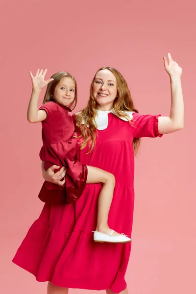 Porträt Einer Glücklichen Mutter Mit Ihrer Kleinen Entzückenden Tochter Die — Stockfoto