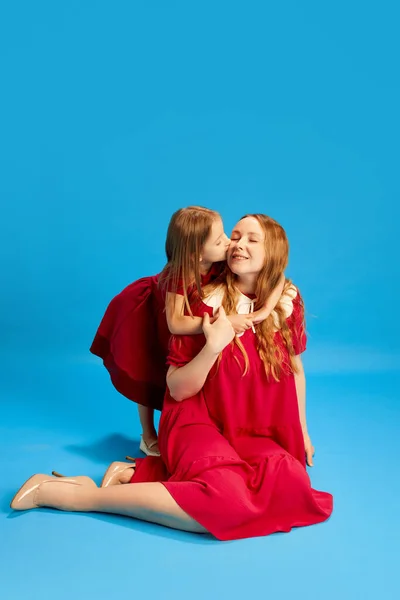 Celebração Férias Primavera Menina Criança Mostrando Amor Com Sua Bela — Fotografia de Stock