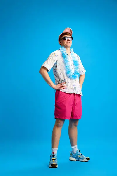 Полноразмерный Портрет Молодого Человека Стильной Одежде Рубашке Розовых Рубашках Солнечных — стоковое фото