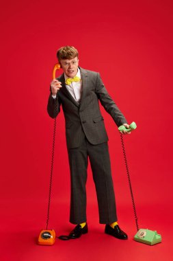 Bir sürü istek. Müşteri desteği. Red Stüdyoları 'nın arka planında duran genç adam, çalışan ve asistanın tam boy görüntüsü. İş kavramı, gençlik, insan duyguları, yaşam tarzı