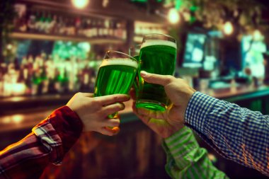 Bir grup arkadaş yerel bir barda buluşur, bira içer, bardakları tokuşturur. Oktoberfest festival zamanı. Tatil kavramı, kutlama, etkinlik, bira fabrikası, arkadaşlık