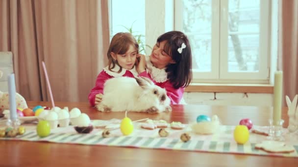 Uśmiechnięta Kochająca Matka Spędzająca Czas Swoją Córeczką Przygotowująca Się Wielkanocy — Wideo stockowe