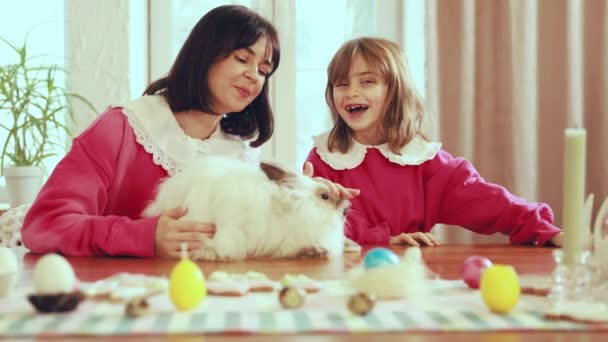 快乐的积极的时间 妈妈花时间和她的小女儿在一起 和小兔子玩耍 庆祝复活节的家人假日 复活节 母亲和儿童的概念 — 图库视频影像