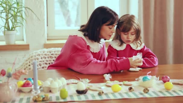 美丽的有爱心的年轻女人 母亲用她的小女儿装饰姜饼 假日准备 复活节 母亲和儿童的概念 — 图库视频影像