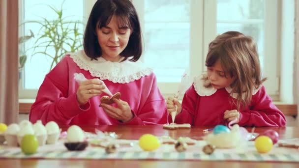 漂亮的年轻女人 妈妈和她可爱的小女儿做饭 准备度假 装饰姜饼和配料 复活节 母亲和儿童的概念 — 图库视频影像