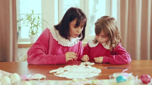 Rodzinne Spojrzenie Młoda Matka Jej Córeczka Przygotowują Się Wakacji Dekorując — Wideo stockowe
