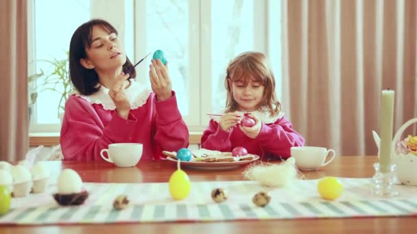 舒适的时刻在家里 漂亮的年轻女人 母亲和女儿一起坐在家里 准备复活节彩绘彩蛋 复活节 母亲和儿童的概念 — 图库视频影像