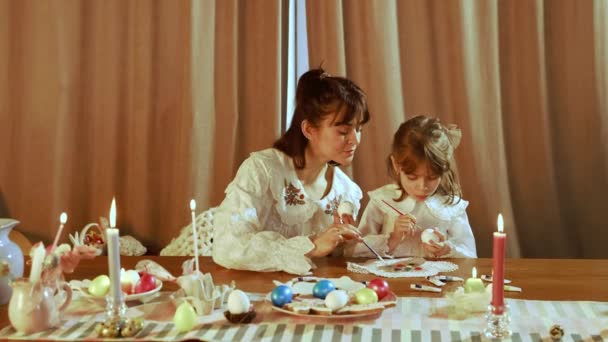 美妙的夜晚年轻的母亲和她的小女儿坐在家里 为复活节彩绘彩蛋 准备好了假日 复活节 母亲和儿童的概念 — 图库视频影像