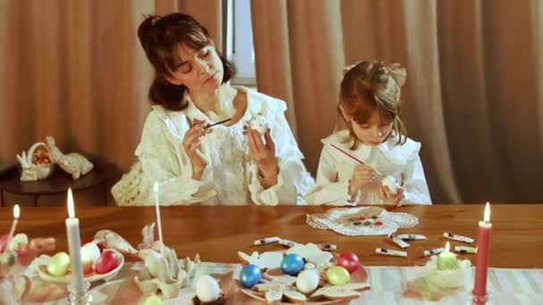 神奇舒适的时刻 美丽的母亲和她的小女儿正在痛苦的蛋 准备在家里的复活节假期 复活节 母亲和儿童的概念 — 图库视频影像