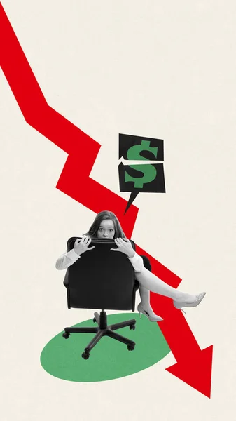 若い女の子 恐ろしい目で椅子に抱っこしている従業員 金融の矢が下がっている 仕事を失った 現代アートコラージュ 経済危機 ビジネス うつ病 財政の概念 — ストック写真