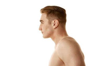Tişörtsüz genç adam, kızıl saçlı, temiz, lekesiz beyaz arka planda tek başına duruyor. Erkek güzelliği, cilt bakımı, kozmetik ve kozmetik ürünleri, sağlık