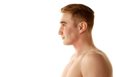 Cilt rutini rehberi, temiz bir cilt ve sağlıklı bir yaşam tarzının altını çiziyor. Beyaz arka planda tek başına duran üstsüz genç adamın yan görünümü. Kozmetik ve kozmetik kavramı, sağlık