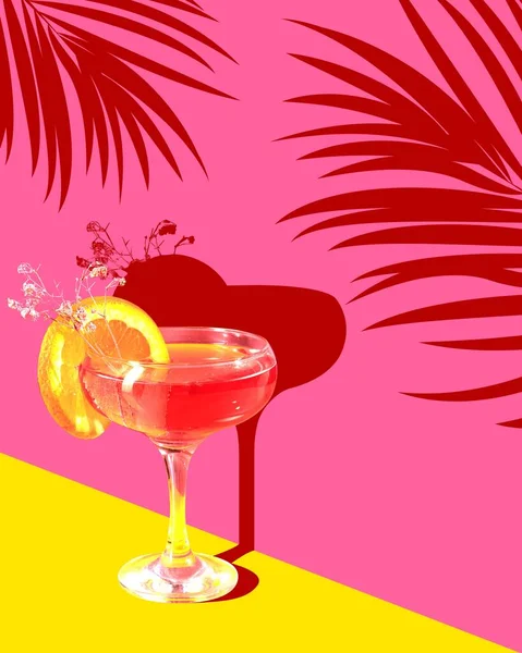 Hedendaagse Kunst Collage Exotische Koude Verfrissende Cocktail Decoratieve Gedroogde Bloemen — Stockfoto