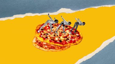 Eski spor giyim bölümündeki erkekler sarı arka planda lezzetli pizza eğitimi alıyorlar. Spor ve lezzetli yemekler. Hareket etmeyi, animasyonu durdurun. Yemek kavramı, yaratıcılık, hayal gücü, sürrealizm, pop sanat tarzı