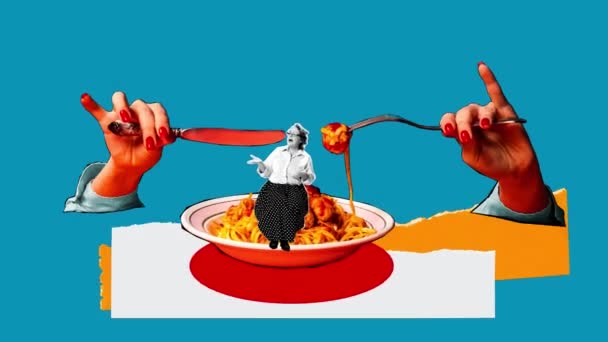 穿着复古服装的老妇人坐在盘子里 吃着美味的意大利面 背景是蓝色的肉丸子 停止运动 创造力 想象力 超现实主义 流行艺术风格的概念 — 图库视频影像