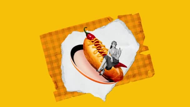 Elegancka Młoda Kobieta Siedząca Pikantnym Hot Dogu Czerwonym Pieprzem Chili — Wideo stockowe