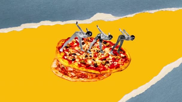 Мужчины Ретро Спортивной Форме Тренируются Вкусной Пицце Жёлтом Фоне Спорт — стоковое видео