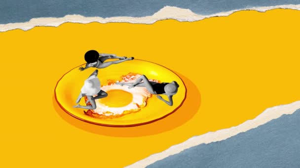 水着のエレガントな若い女性と帽子は 黄色の背景に揚げ卵で皿の上に横たわっています アニメーションを停止する 食べ物 創造性 想像力 シュレアリズム ポップアートスタイルの概念 — ストック動画