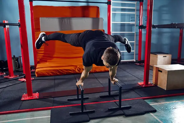 Spor Giyinen Kaslı Atletik Bir Adam Spor Salonunda Antrenman Yapıyor — Stok fotoğraf